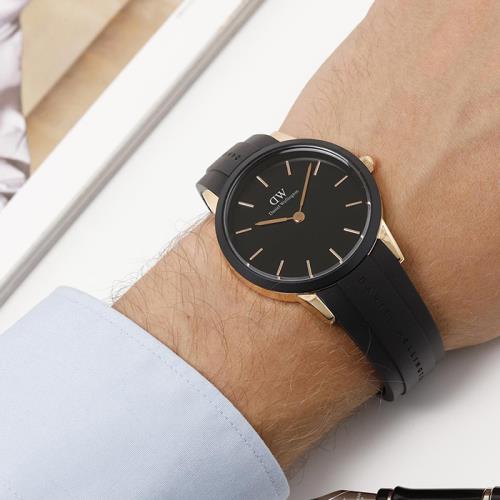 Daniel Wellington Iconic Motion Black Dial Black Rubber Strap Watch For Men - DW00100425