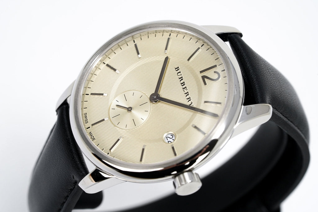 Burberry Classic Round Cream Dial Black Leather Strap Watch  display picture 2