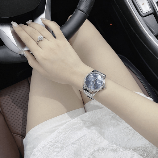 グッチ Gucci G Timeless Diamonds Mother of Pearl Blue Dial Silver Steel