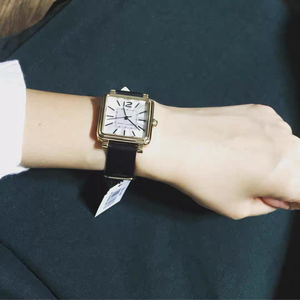 Marc Jacobs Vic Silver Dial Black Leather Strap Watch for Women Marc Jacobs Vic Silver Dial Black Leather Strap Watch for Women