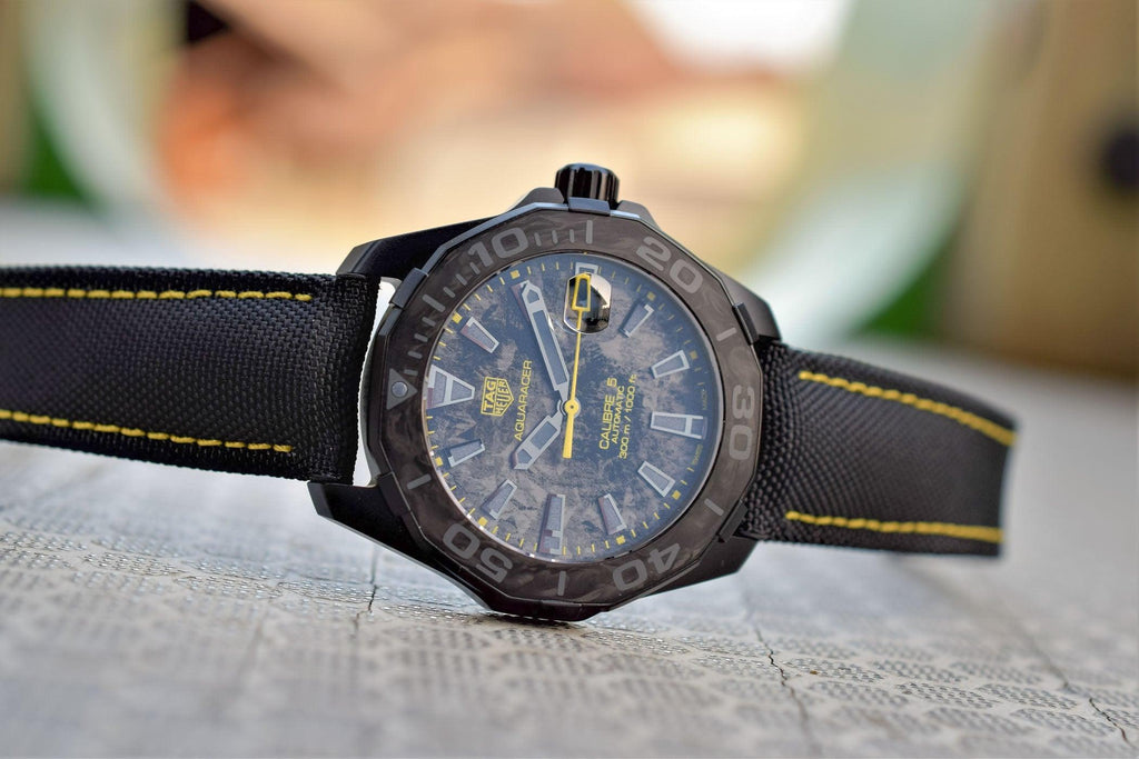 Tag Heuer Aquaracer Calibre 5 Black NATO Strap Carbon Dial Watch untuk Pria - WBD218B.FC6446