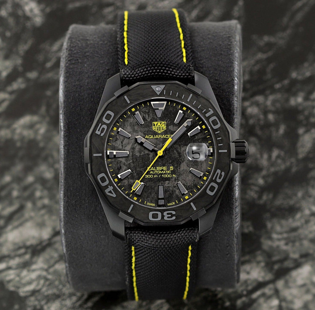 Tag Heuer Aquaracer Calibre 5 Black NATO Strap Carbon Dial Watch untuk Pria - WBD218B.FC6446