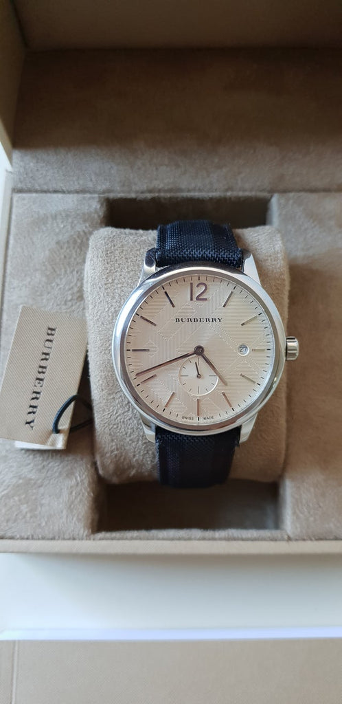 Burberry Classic Round Cream Dial Black Leather Strap Watch  display picture 3