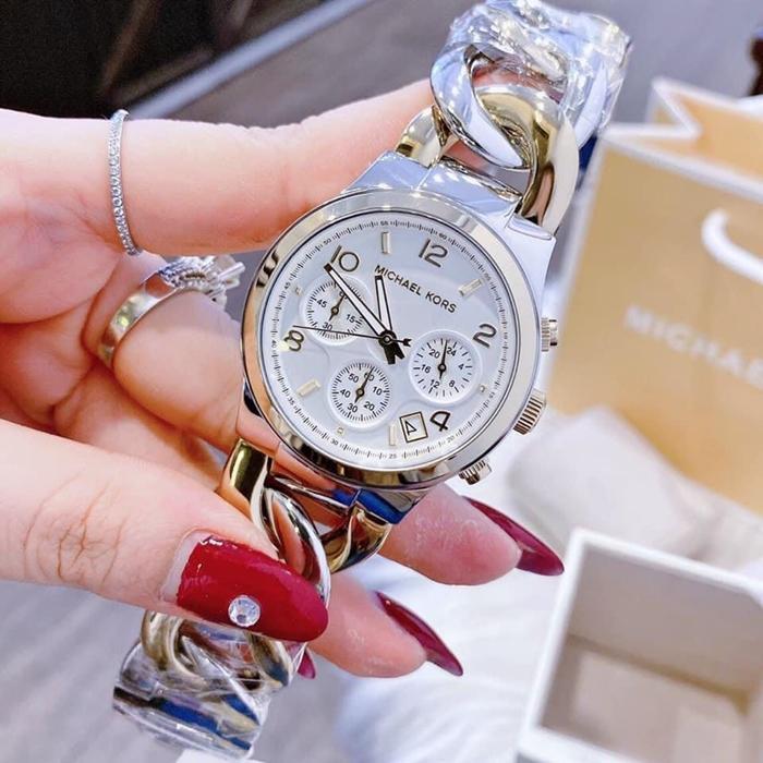 Michael Kors Runway Twist Silver Dial Silver Stainless Steel Strap
