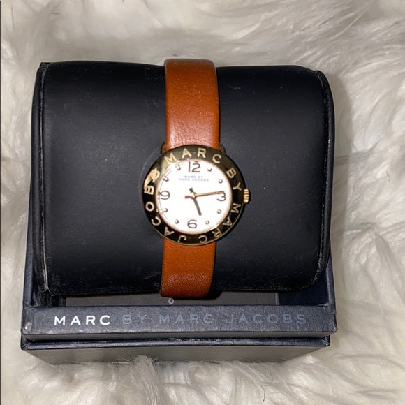 Marc Jacobs Amy White Dial Brown Leather Strap Watch for Women display picture 2