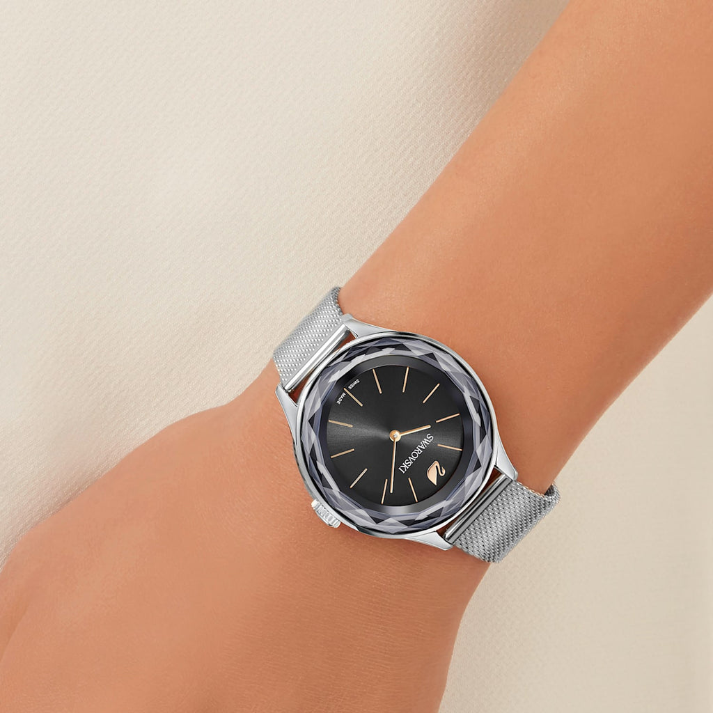 Reloj Swarovski Octea Nova con esfera negra y pulsera de malla