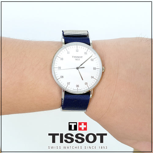 Tissot T Classic Everytime, große Herrenuhr mit weißem Zifferblatt und blauem NATO-Armband – T109.610.17.037.00