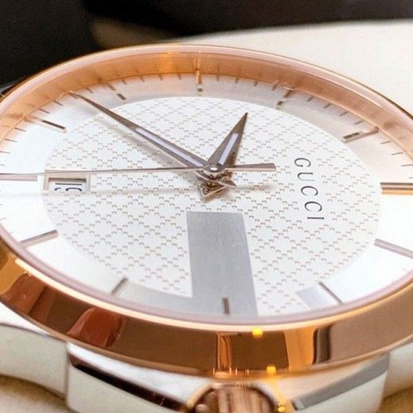 Reloj Gucci G Timeless con esfera plateada y correa de acero en